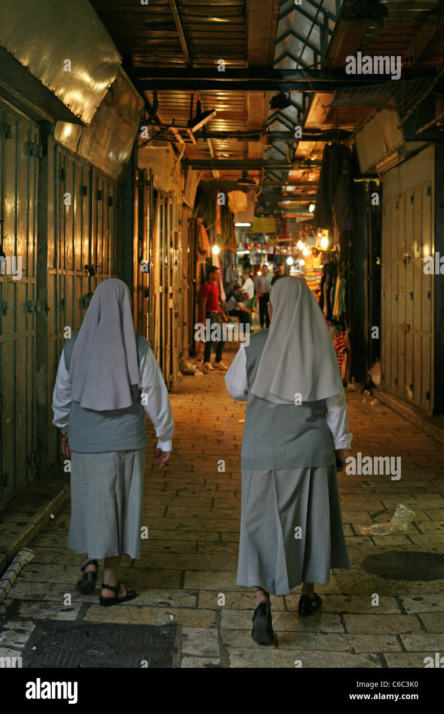 Deux religieuses marche à travers la vieille ville, à Jérusalem. Israël Banque D'Images