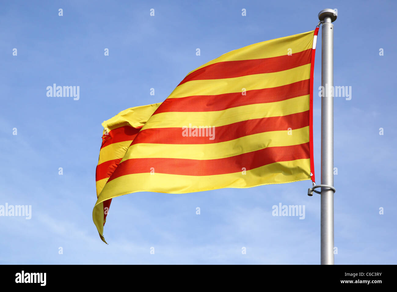 Drapeau catalan sur perche est dans le vent close-up Banque D'Images