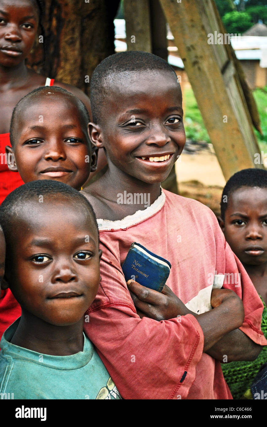 Garçon avec Nouveau Testament à la frontière du Libéria/Sierra Leone. L'Afrique de l'Ouest Banque D'Images