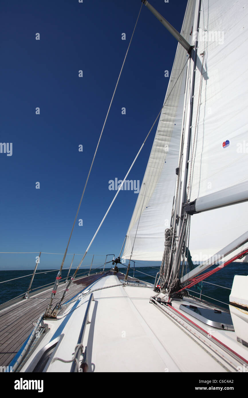 Yacht à voiles against a blue sky Banque D'Images