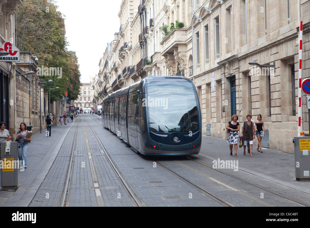 Tramway de Bordeaux qui traverse la ville Banque D'Images