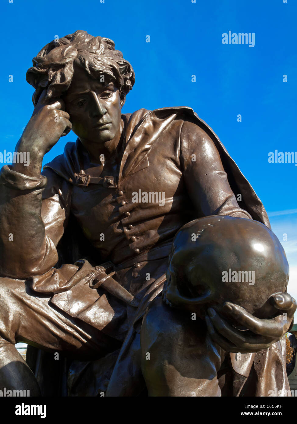 Détail d'Hamlet sur la statue de William Shakespeare à Stratford-upon-Avon Warwickshire conçu par Lord Ronald Gower en 1888 Banque D'Images