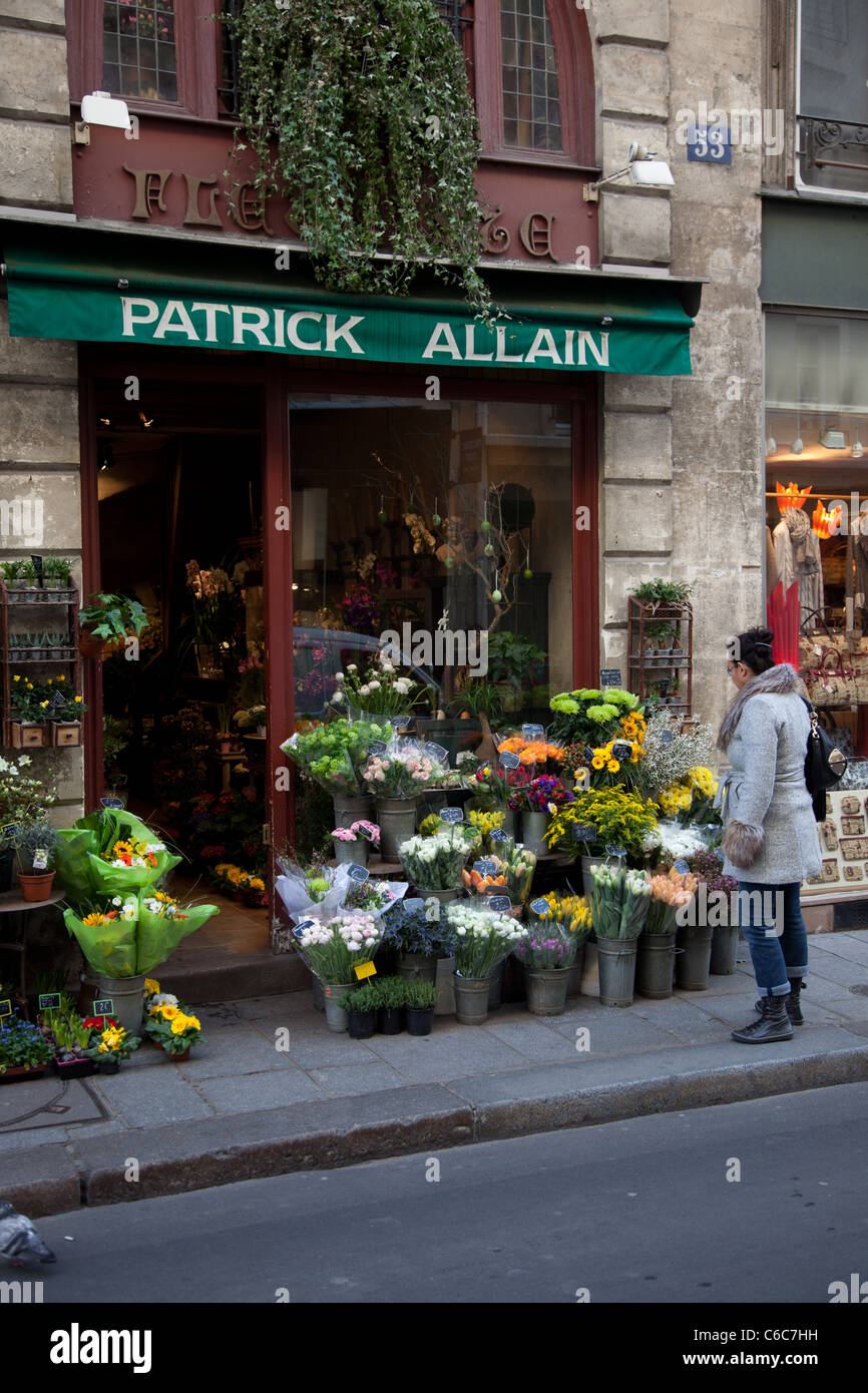 Le magasin de fleurs sur la rue Saint-Louis en l'Île, Paris, France Banque D'Images