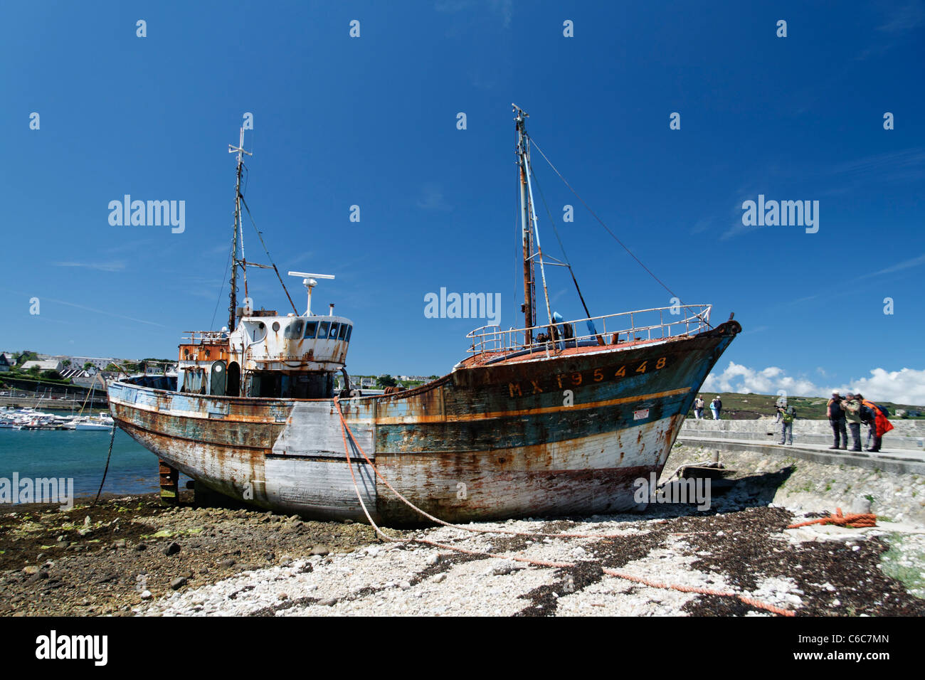 L'épave de bateau de pêche sur la rive, Camaret sur mer, Bretagne, France. Banque D'Images