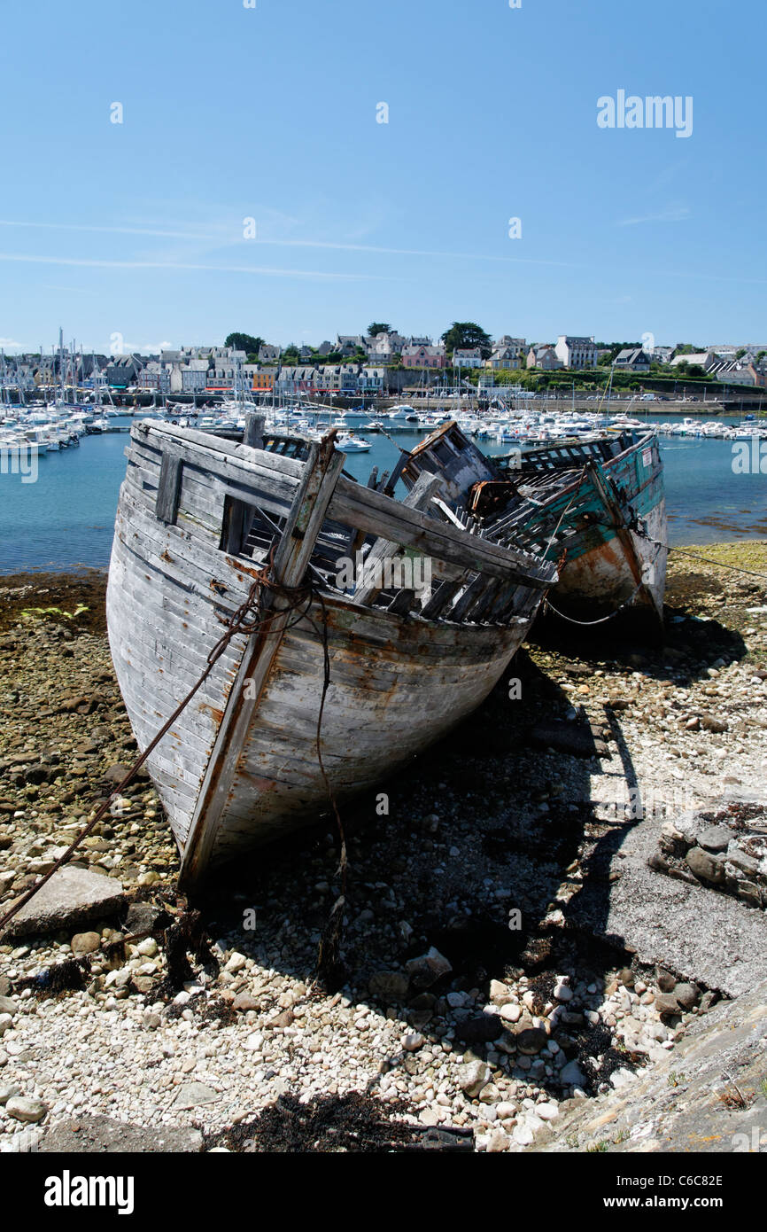 Les épaves de bateaux de pêche sur la rive, Camaret sur mer, Bretagne, France. Banque D'Images
