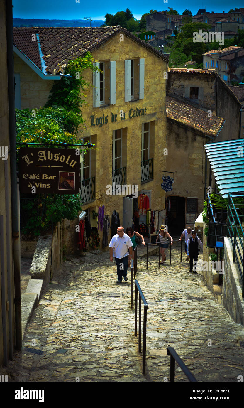 Une étroite rue pavée, à Saint Emilion, France Banque D'Images