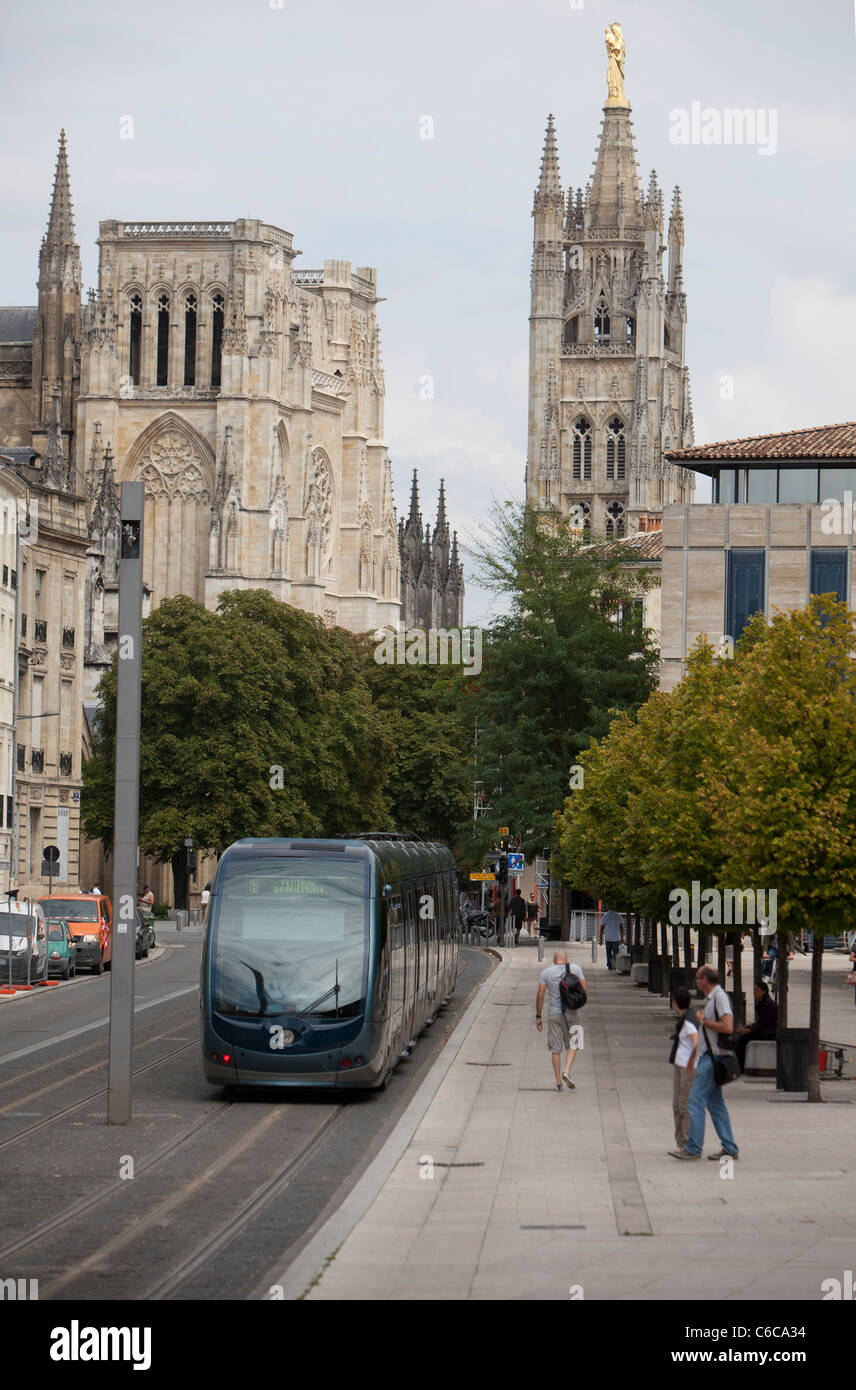 Tramway de Bordeaux qui traverse la ville Banque D'Images