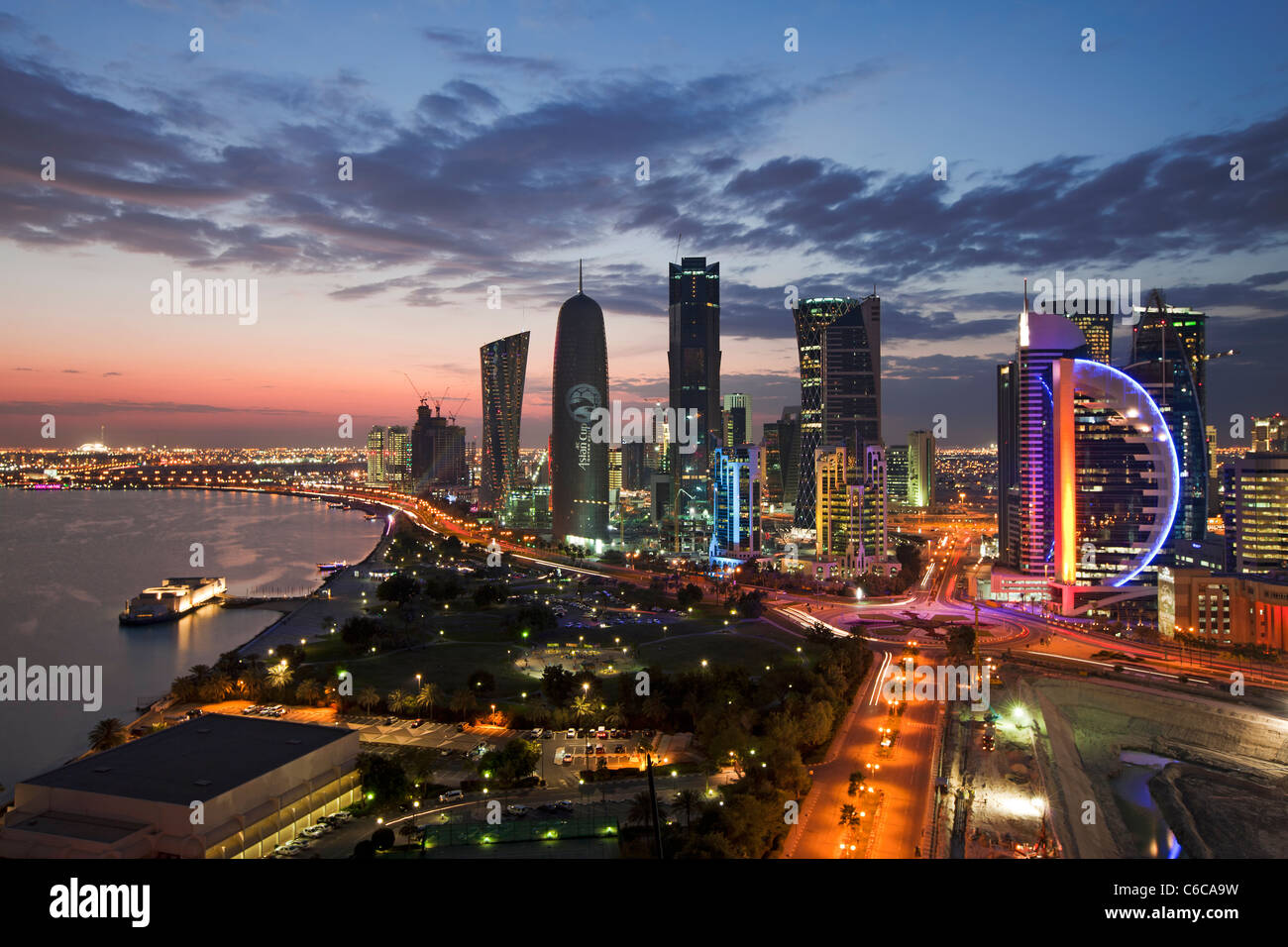 Le Qatar, au Moyen-Orient, Péninsule Arabe, Doha, nouvelle ligne d'horizon de la baie ouest du quartier financier du Centre de Doha Banque D'Images
