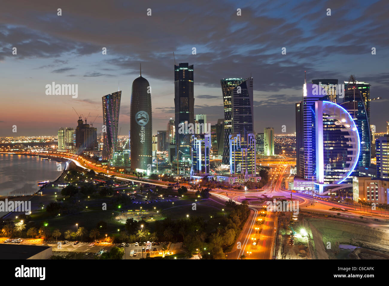 Le Qatar, au Moyen-Orient, Péninsule Arabe, Doha, nouvelle ligne d'horizon de la baie ouest du quartier financier du Centre de Doha Banque D'Images