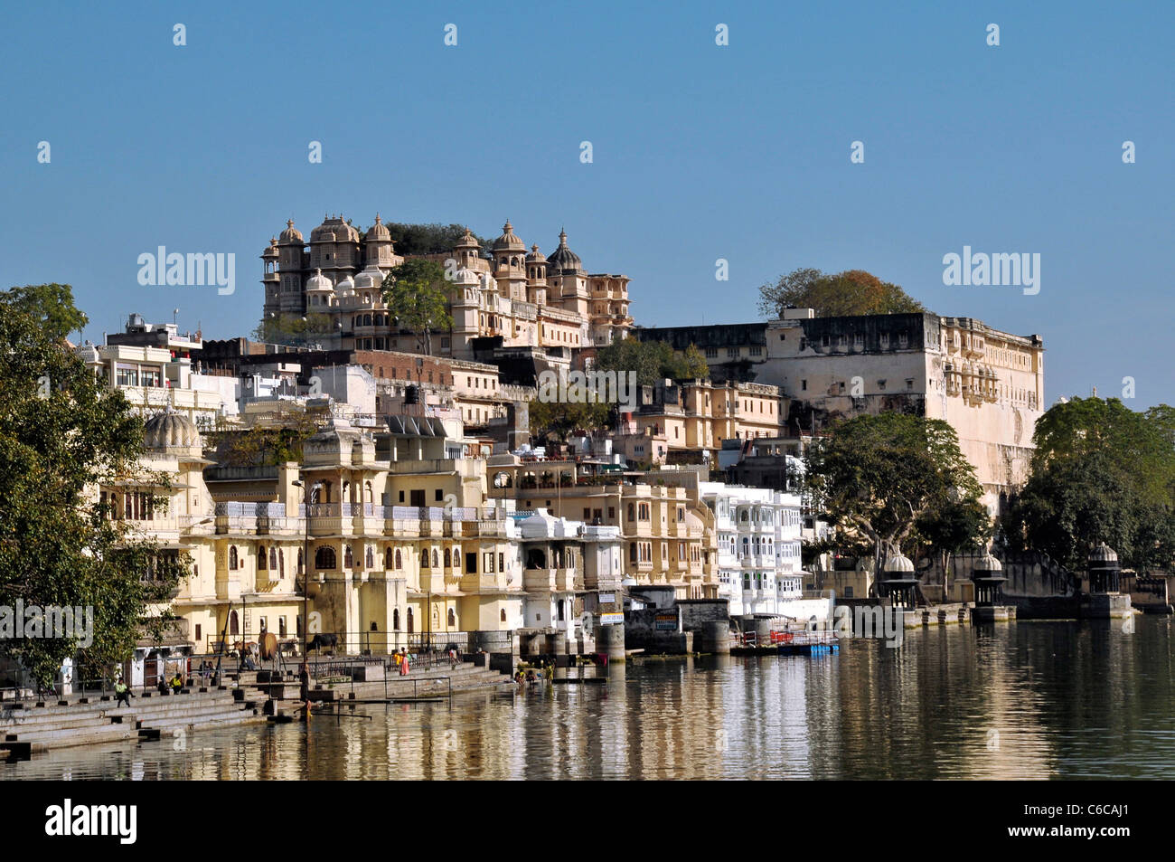 Ghats et City Palace Pichola Lake Udaipur Rajasthan Inde Banque D'Images
