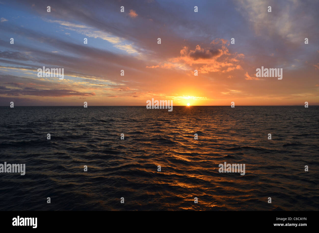 Paysage au coucher du soleil sur les eaux de l'Océan Pacifique Banque D'Images