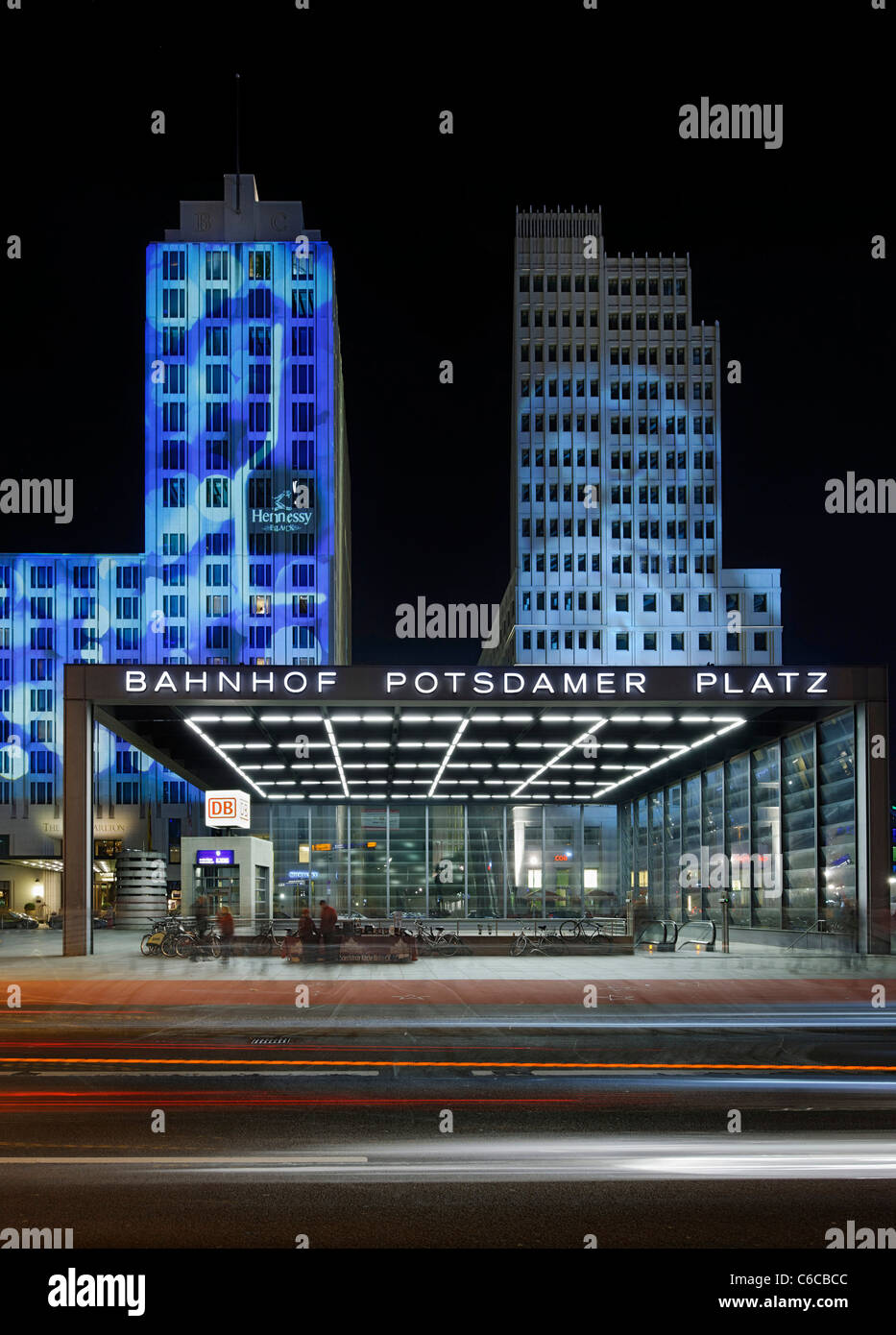 Gratte-ciel lumineux à la place Potsdamer Platz, Beisheim Center, l'Hôtel Ritz Carlton, Fête des Lumières, Berlin Banque D'Images