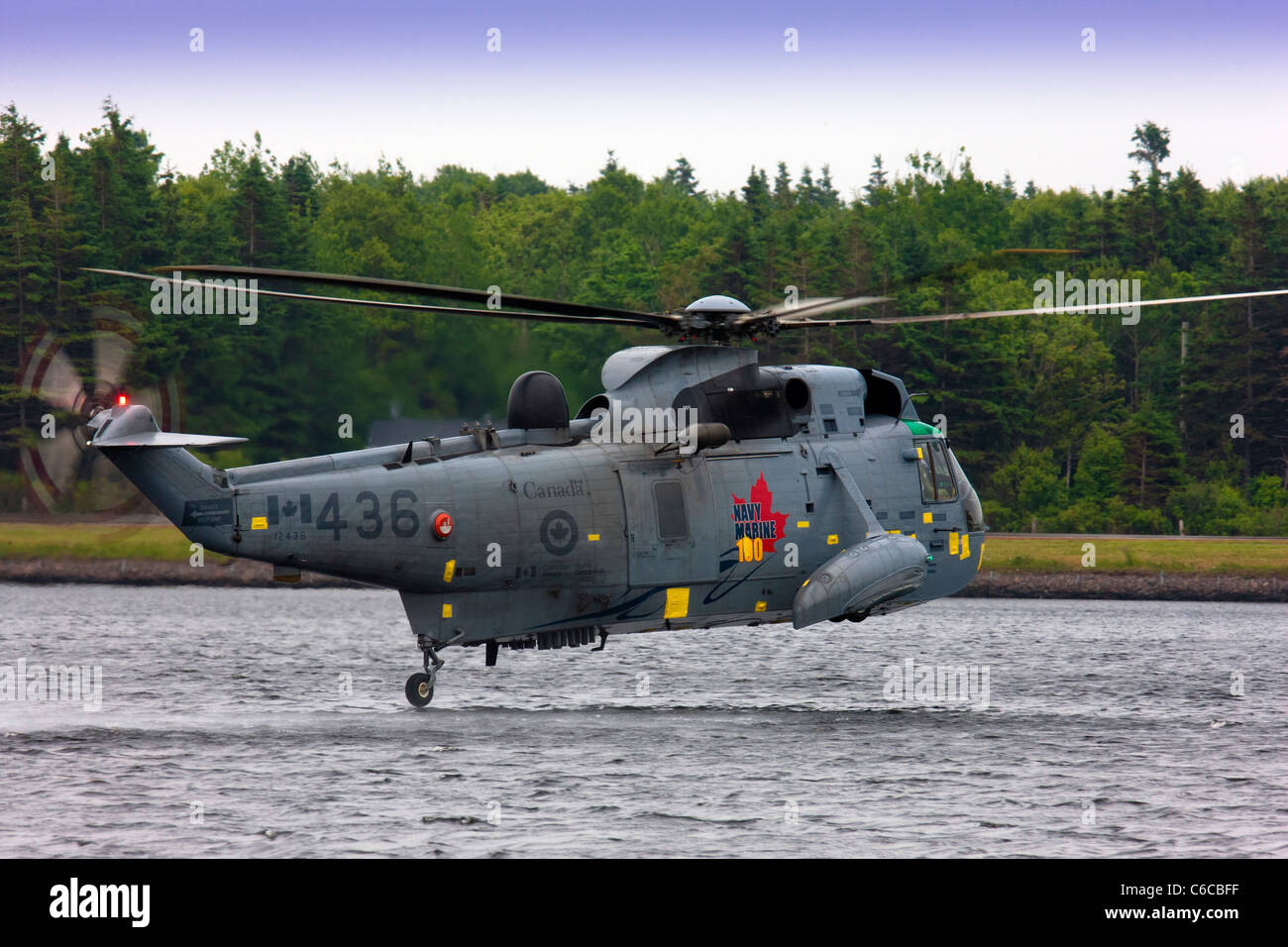 Un hélicoptère Sea King de la Marine aux Canadiens donne une démonstration d'oiseaux de l'eau sur l'eau à l'atterrissage Banque D'Images