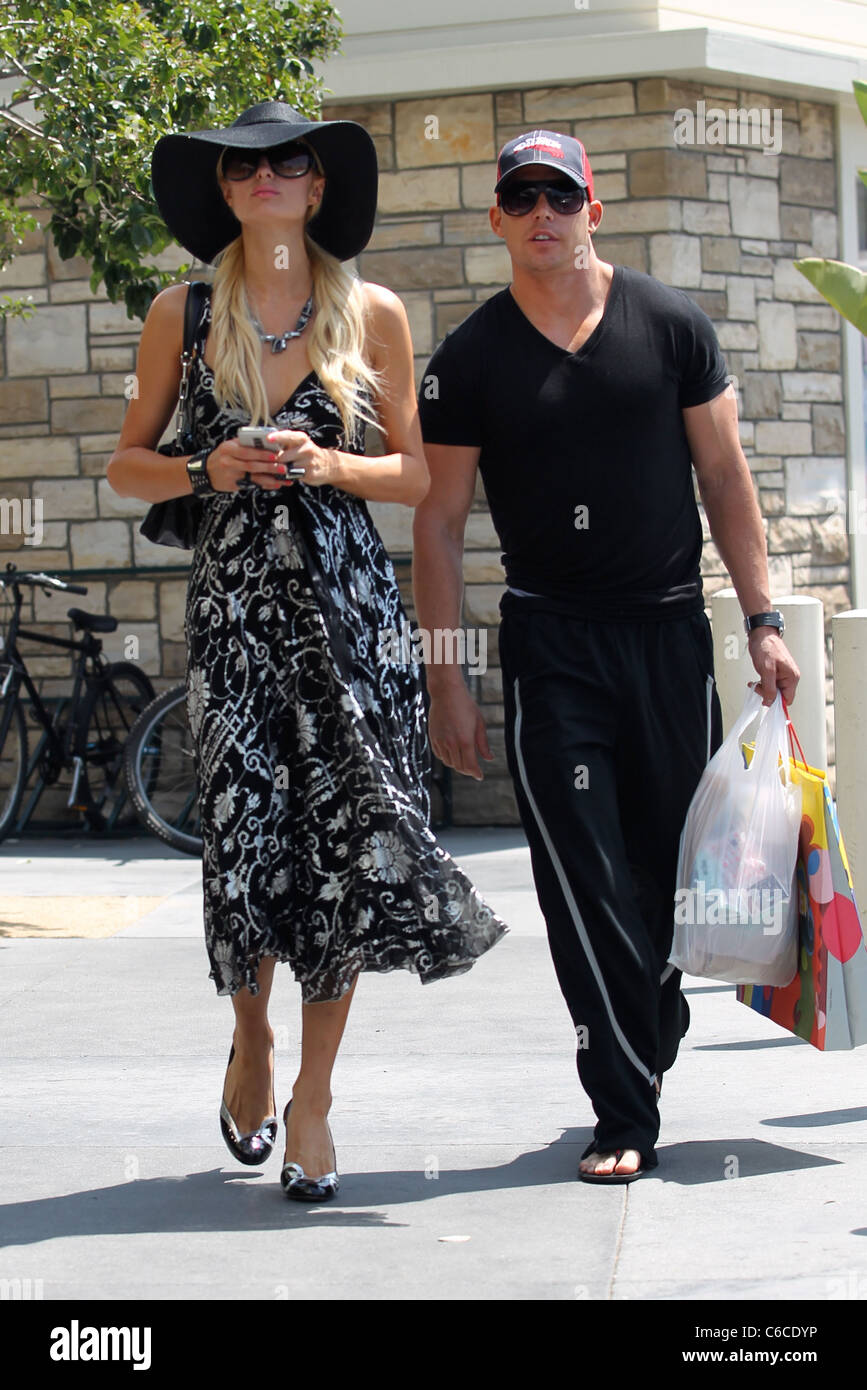 Paris Hilton et un compagnon au marché de fermiers après le déjeuner à Los Angeles, Californie - 06.08.10 LE CIRCUIT DES MÉDIAS Banque D'Images