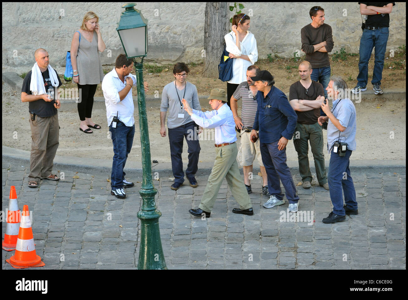 Woody Allen indique à son équipe sur le tournage de son nouveau film ...