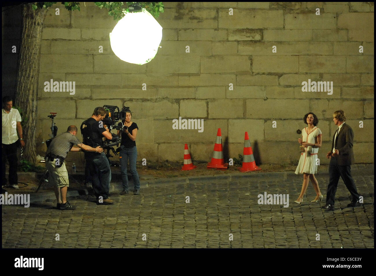 Marion Cotillard et Owen Wilson sur le plateau de son nouveau film ...