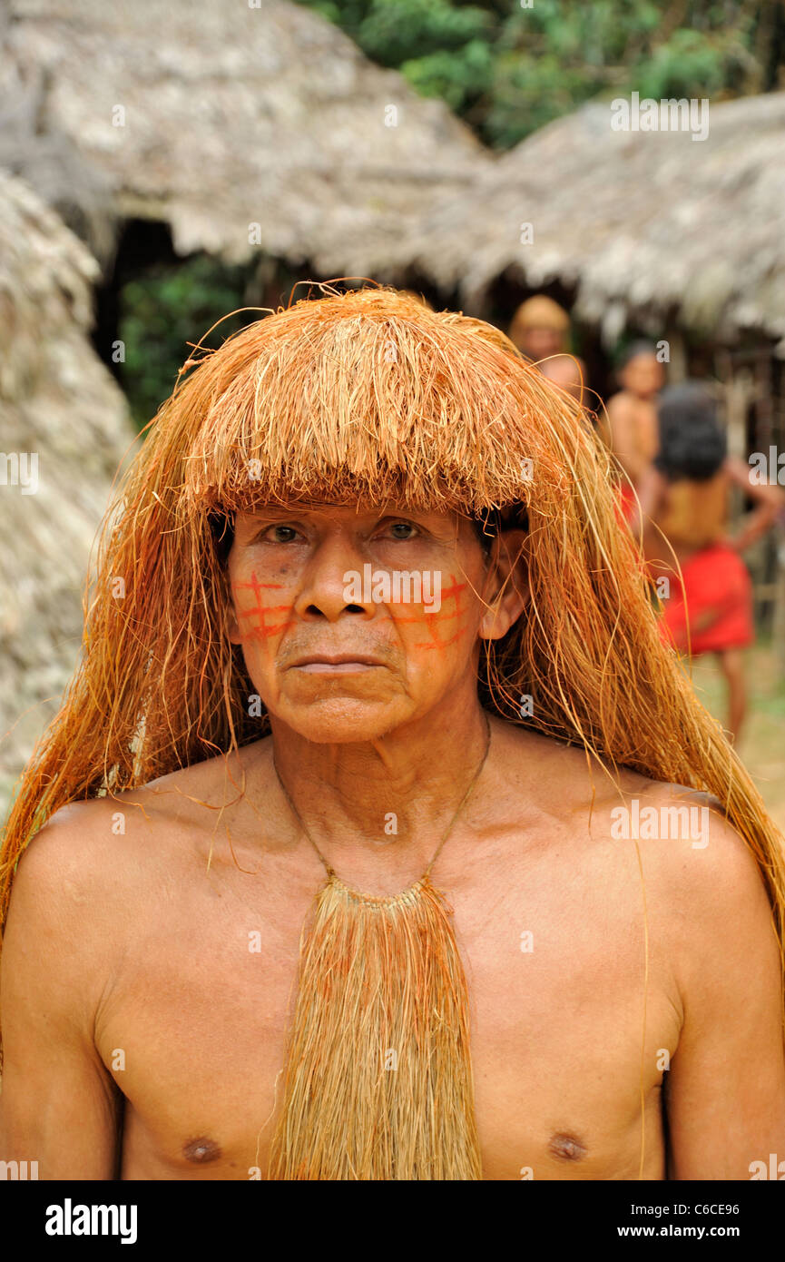 Yagua Indian man avec coiffe traditionnelle 3. Banque D'Images