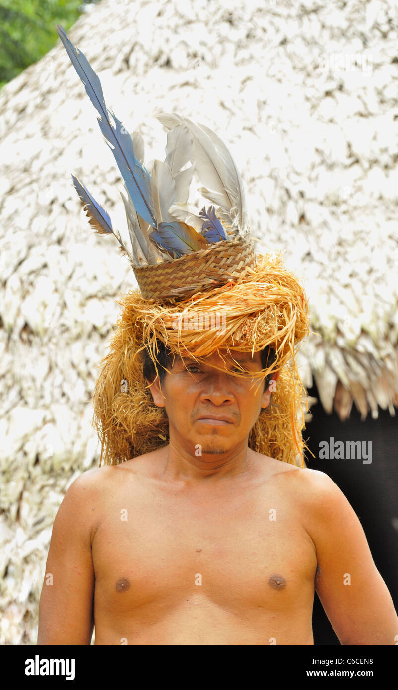 Yagua Indian man avec coiffe traditionnelle 2. Banque D'Images