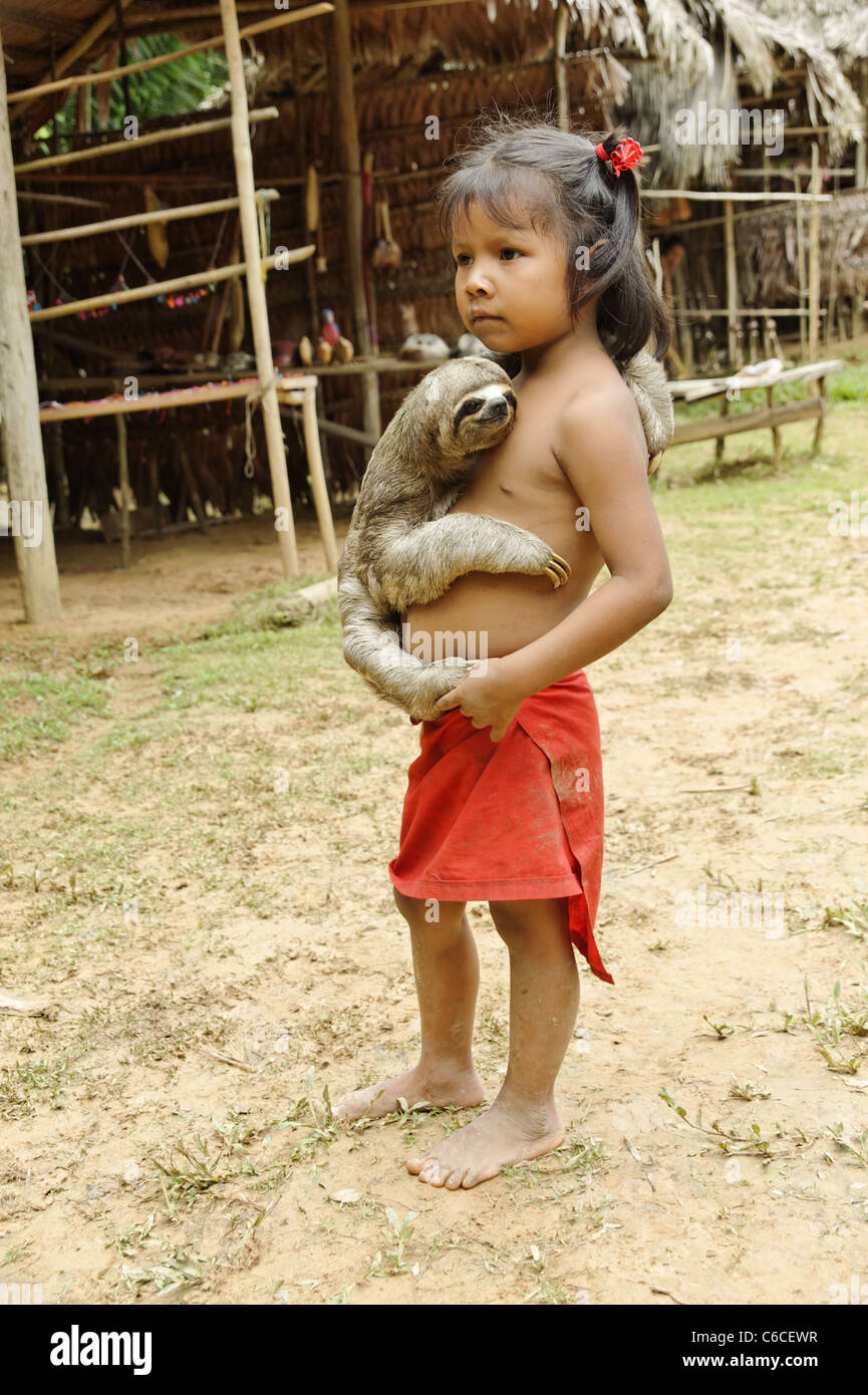 Amazon tribes girl Banque de photographies et dimages à haute résolution Alamy