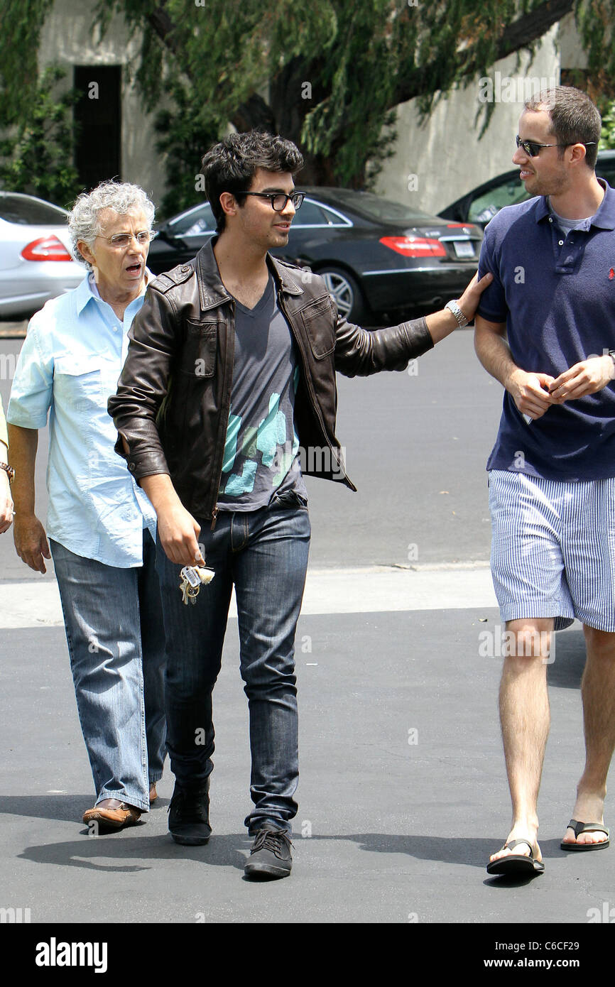 Joe Jonas et sa famille quittent Patys Restaurant à Toluca Lake Los Angeles, Californie - 08.07.10 Banque D'Images