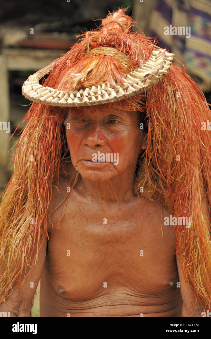 Yagua Indian Elder avec coiffure 1. Banque D'Images