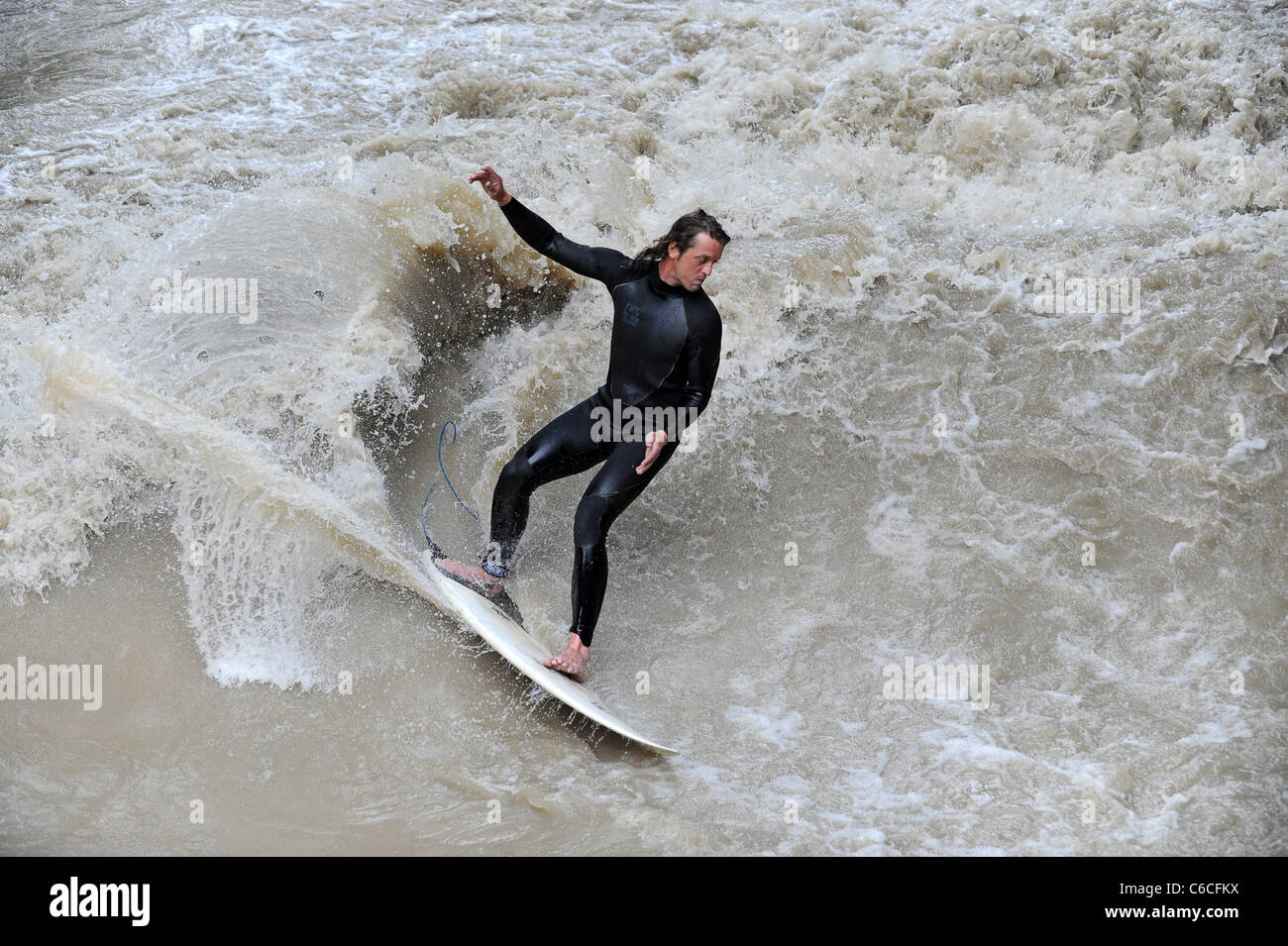 Surfez sur le ruisseau Eisbach du jardin anglais Munich Bavière Allemagne Munchen Deutschland. Eisbachwelle Banque D'Images