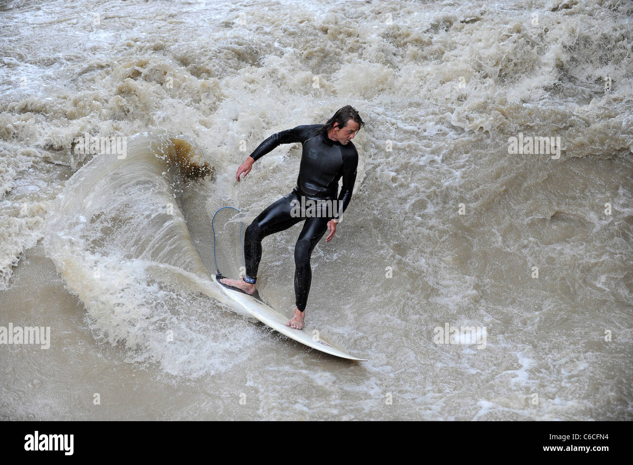 Surfez sur le ruisseau Eisbach du jardin anglais Munich Bavière Allemagne Munchen Deutschland. Eisbachwelle Banque D'Images