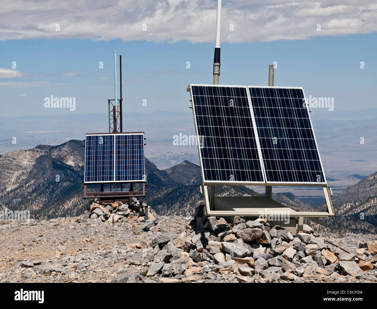 Panneau solaire stations météo powered by sur le dessus de pied 11 900 Mt. Charleston près de Las Vegas Nevada, USA. Banque D'Images