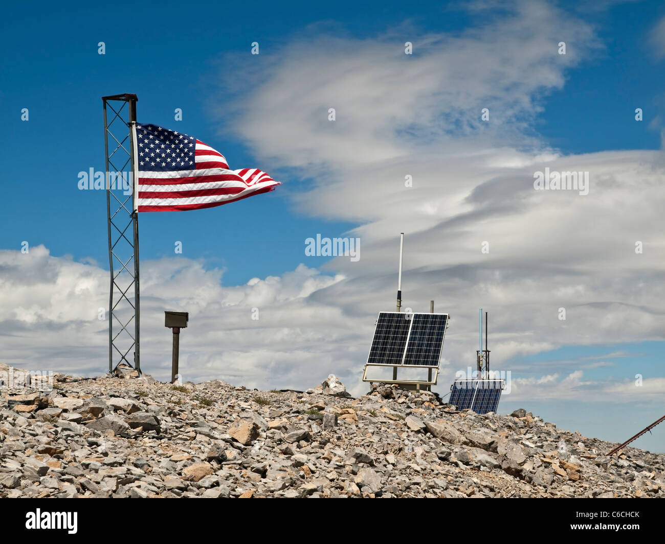 Le drapeau américain et l'énergie solaire haute stations météorologiques sur le dessus du pied 11916 Mt Charleston dans le sud du Nevada. Banque D'Images