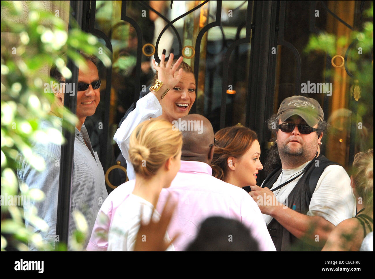 Blake Lively sur le tournage de 'Gossip Girl' sur l'Avenue Montaigne Paris,  France - 09.07.10 Photo Stock - Alamy