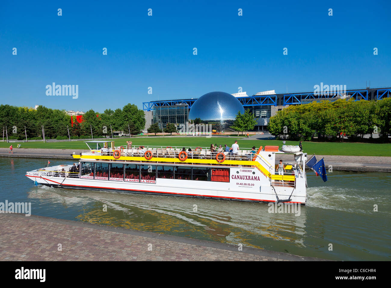 France, Paris, Géode à la Cité des Sciences et de l'industrie à La Villette Park Banque D'Images