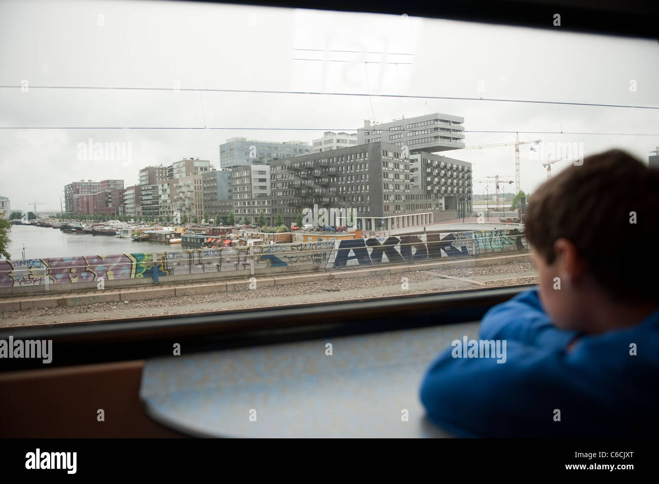 Jeune garçon à la fenêtre du train à Amsterdam Pays-Bas Hollande Europe Banque D'Images