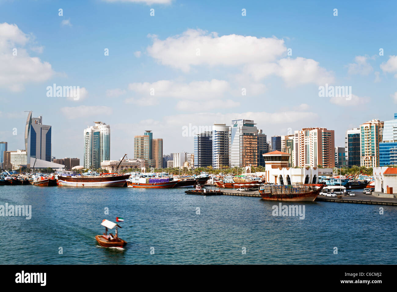 Dubai Creek (Khor Dubaï), Dhow quai et du centre commercial de Deira, Dubaï, Émirats arabes unis, Moyen Orient Banque D'Images