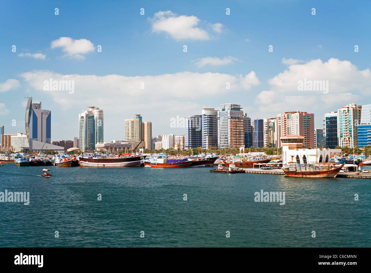 Dubai Creek (Khor Dubaï), Dhow quai et du centre commercial de Deira, Dubaï, Émirats arabes unis, Moyen Orient Banque D'Images