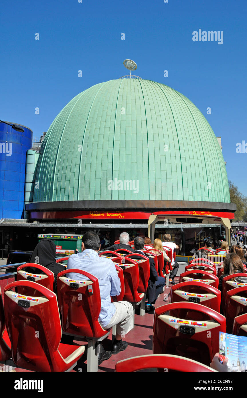 Les touristes passagers ouvrent le meilleur circuit touristique en bus à impériale et la patina verte en cuivre cloding dôme du musée de cire de Madame Tussauds Londres Angleterre Royaume-Uni Banque D'Images