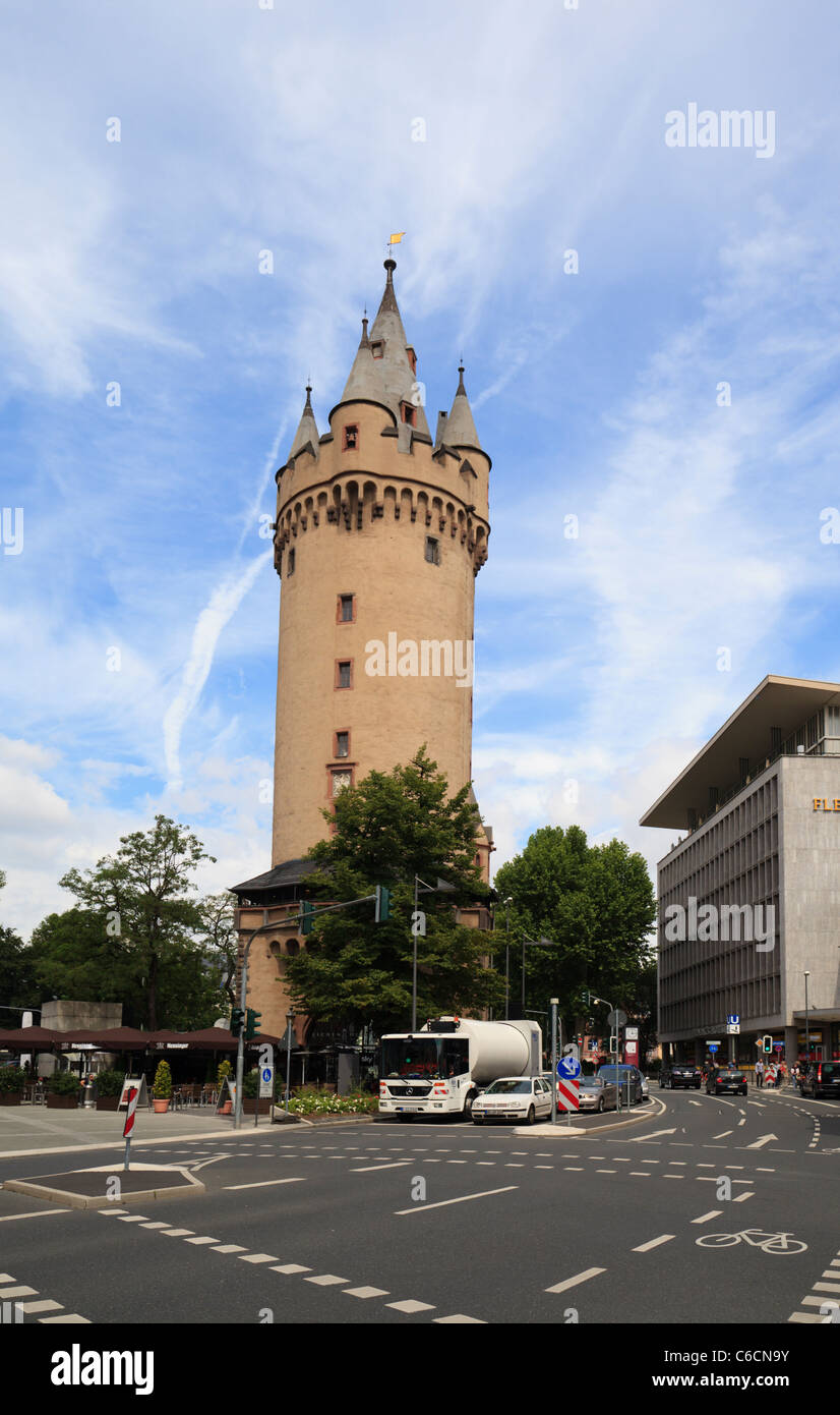 La tour s'élève au milieu d'Eschenheimer médiévale modern Frankfurt, Allemagne. Banque D'Images