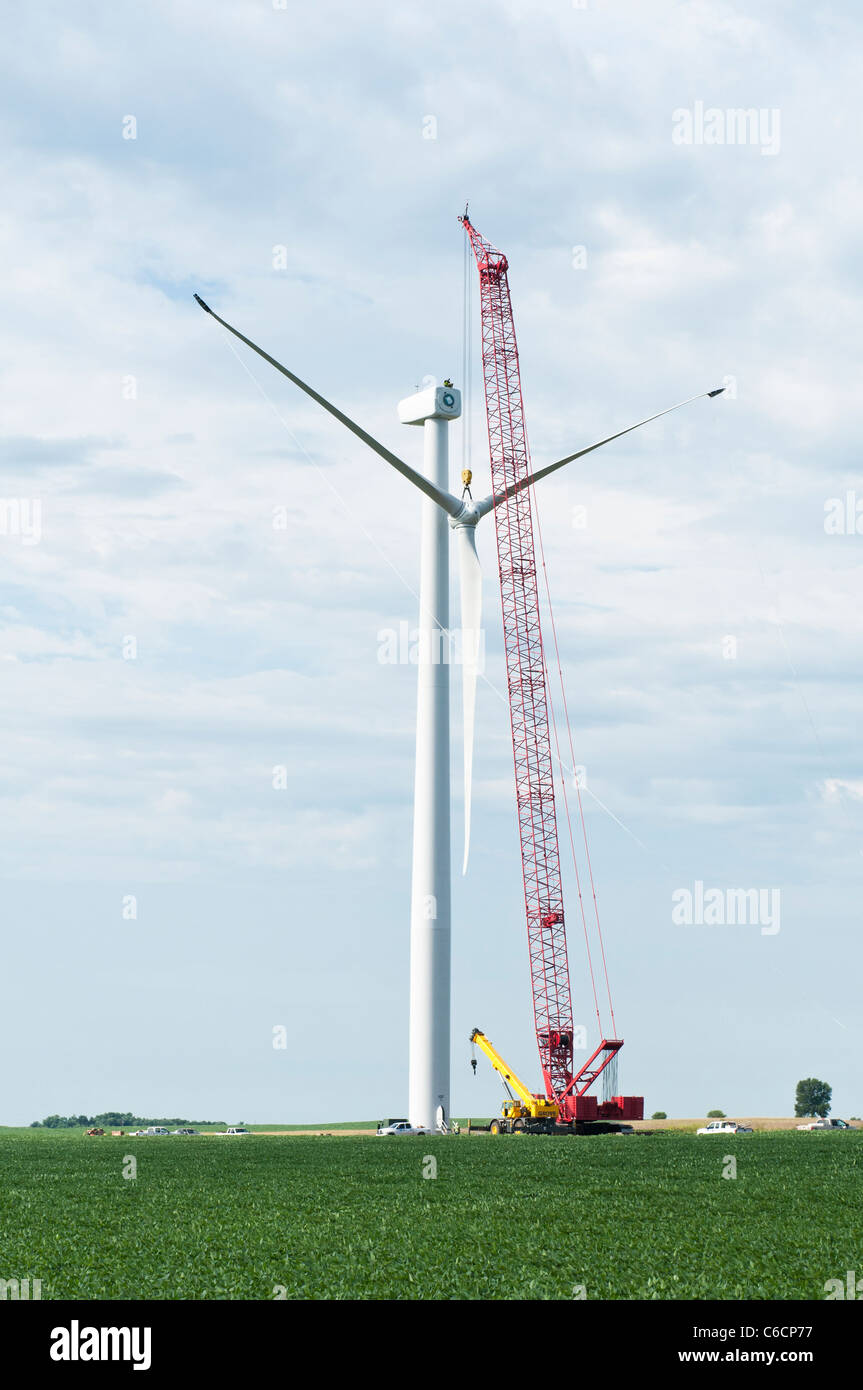 Les travailleurs de la construction assembler le rotor d'une éolienne à axe horizontal sur une tour près de Lakefield, Minnesota. Banque D'Images