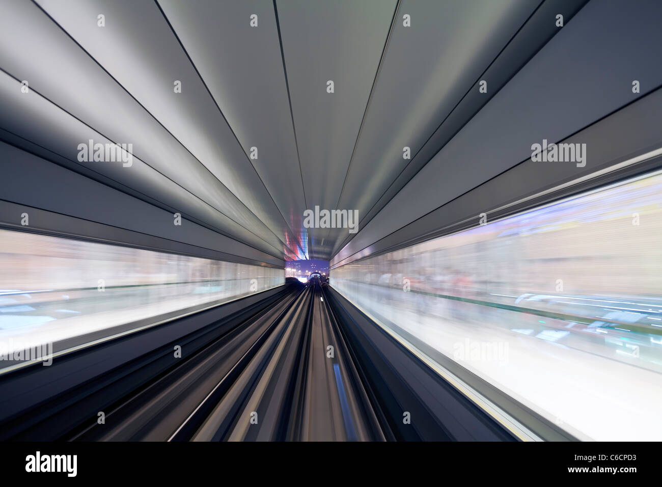 Ouvert en 2010, le métro de Dubaï, MRT, en mouvement approche d'une station, Dubaï, Emirats Arabes Unis Banque D'Images