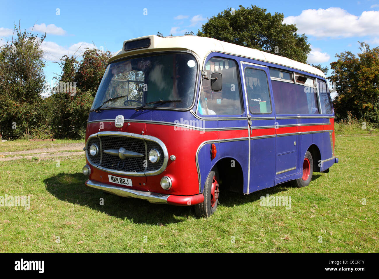 1971 Bedford le camping-car garé dans un champ. Banque D'Images