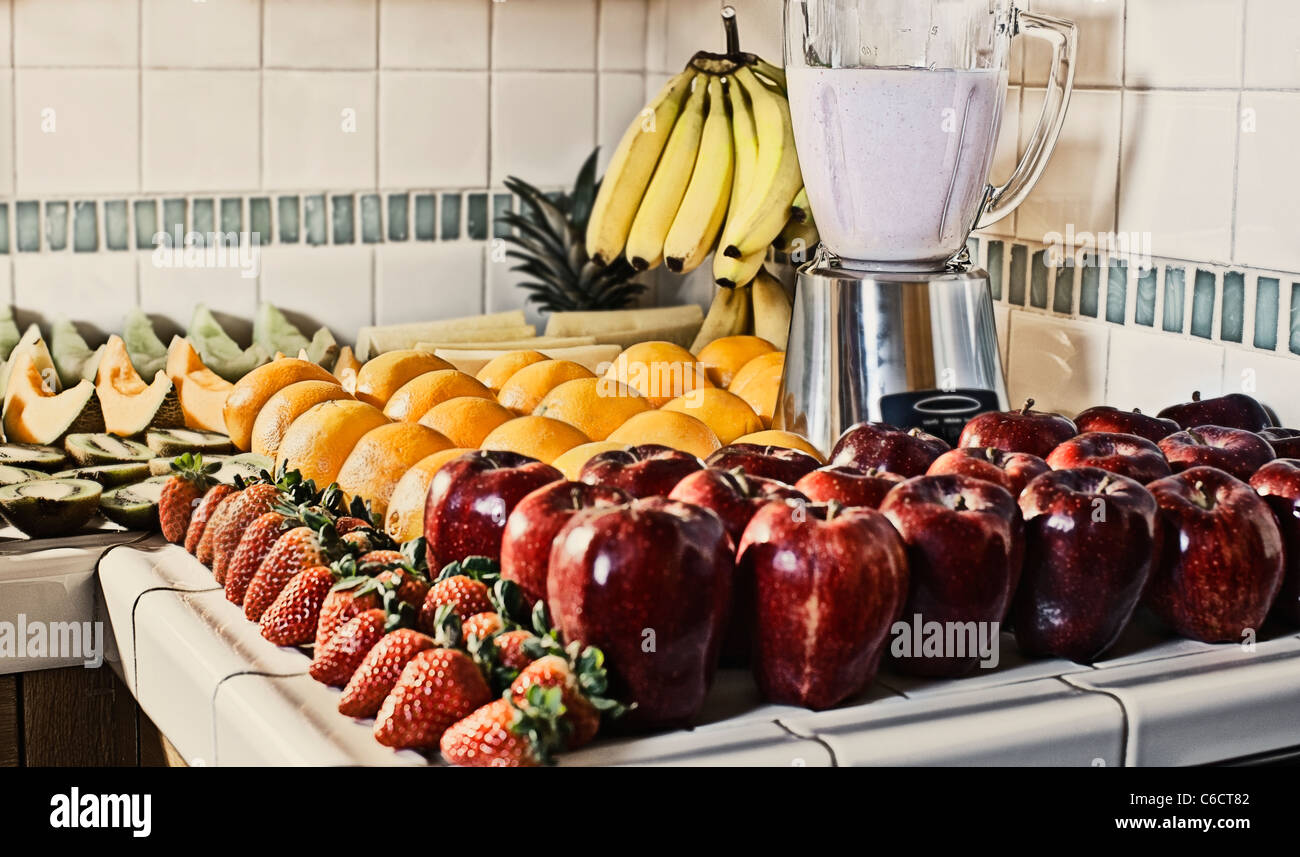Fruits et blender en compteur de cuisine Banque D'Images
