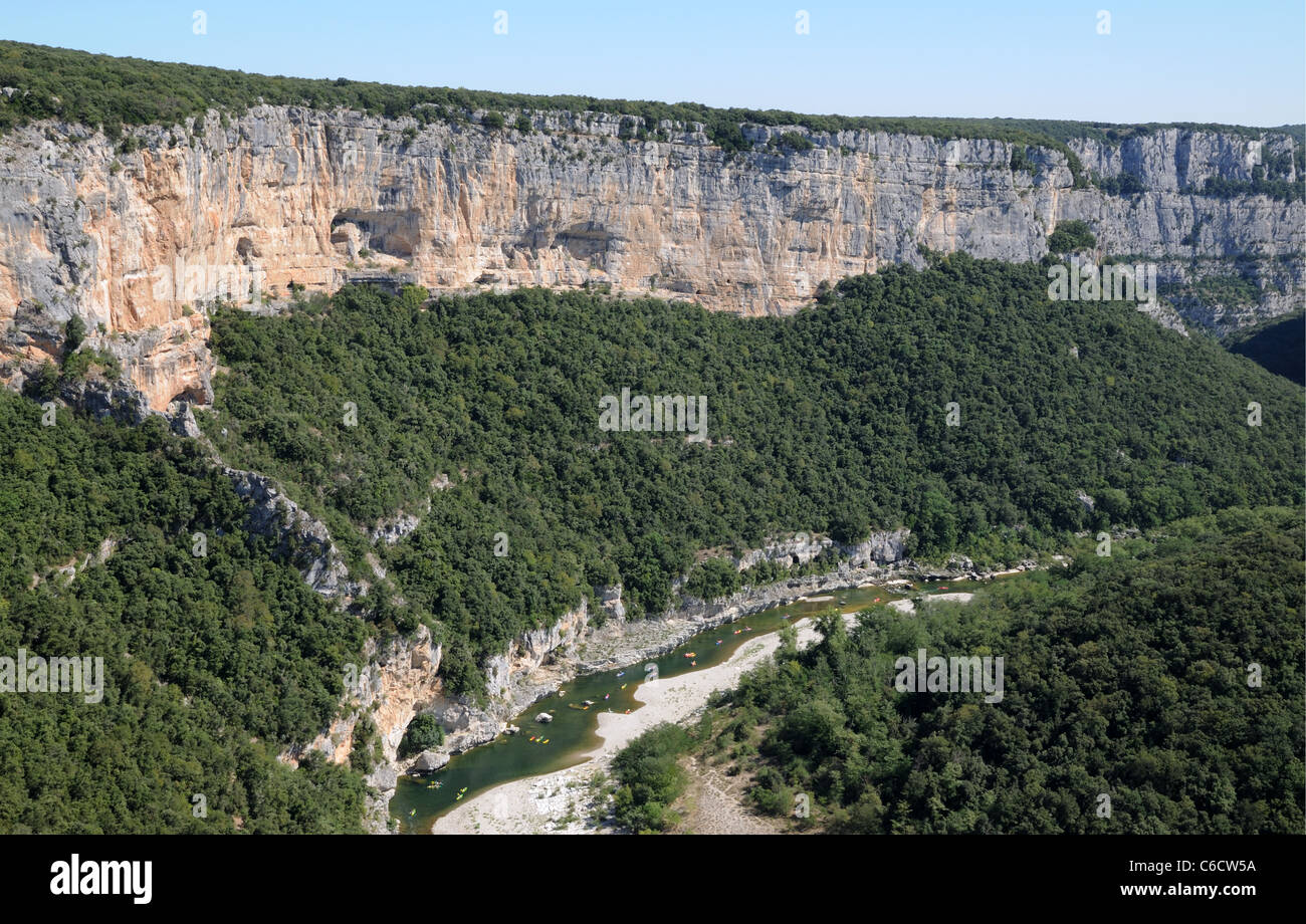 Vue spectaculaire à la recherche vers le bas dans les gorges d'Ardèche avec le fleuve bien en dessous et falaises calcaires des gorges Banque D'Images