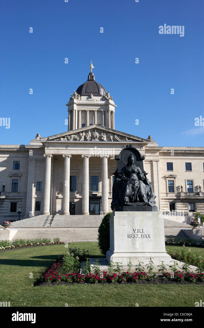 Statue de la reine Victoria à l'extérieur de l'édifice de l'assemblée législative du Manitoba Winnipeg Manitoba canada Banque D'Images