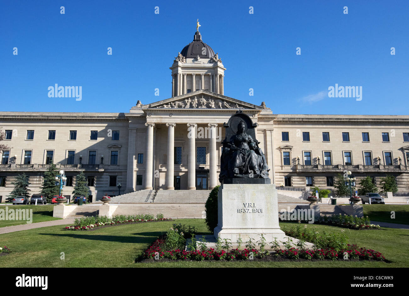 Statue de la reine victoria à l'extérieur de l'édifice législatif du manitoba winnipeg manitoba canada la statue a été déchirée lors des manifestations de juillet 2021 Banque D'Images