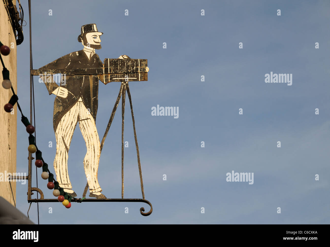 Logo Metal sign advertising Photographer's business Rue St Florent avec Orange France haut de l'appareil photo et le trépied photographe casquette Banque D'Images