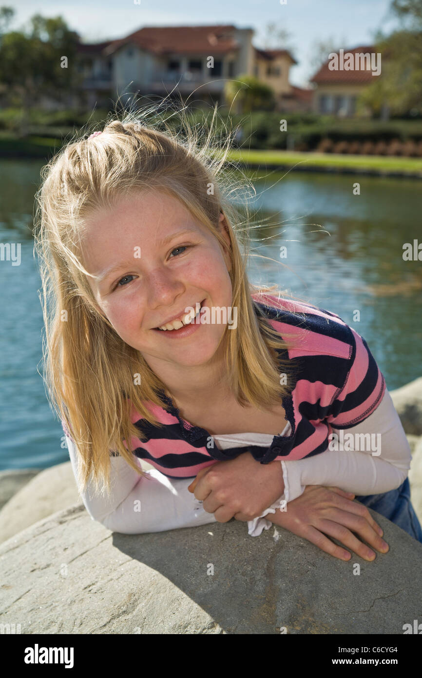 Les jeunes gens personne sourire blonde jeune fille 7-9 ans fille en parc. M. © Myrleen Pearson Banque D'Images