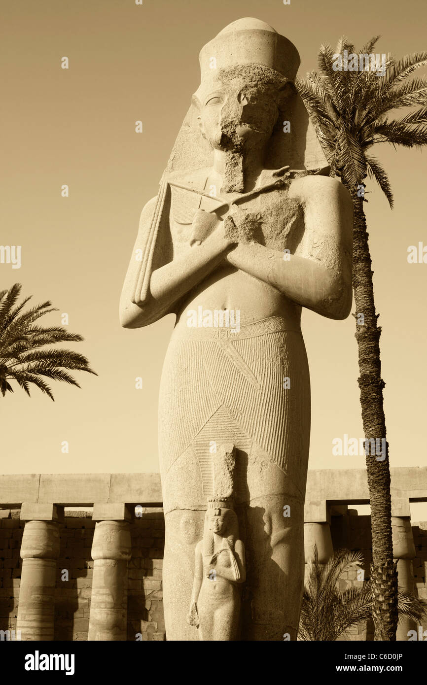 Statue colossale de Ramsès II et de sa fille, Temple de Karnak, Louxor