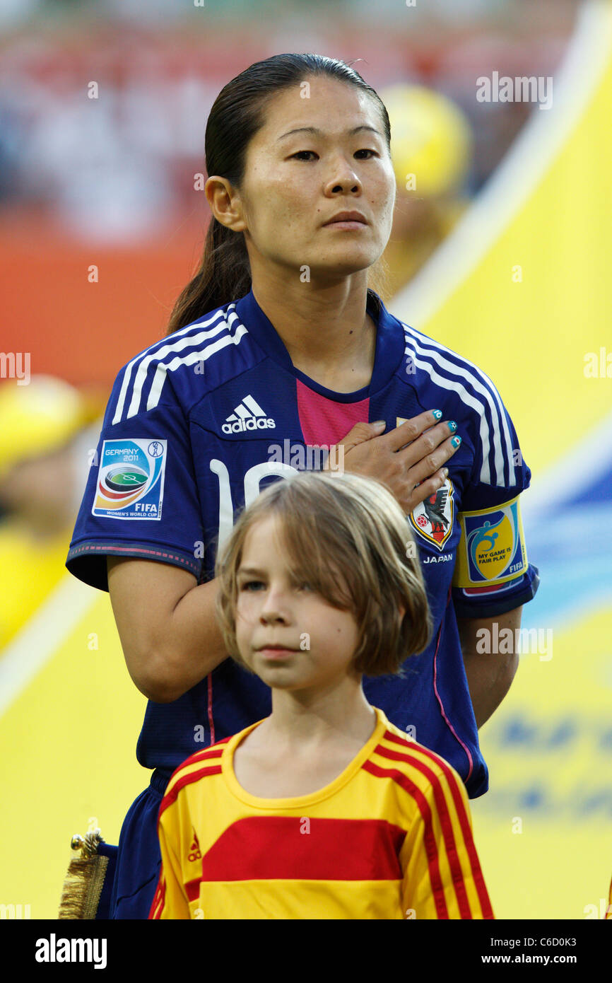 Homare Sawa est capitaine au Japon pendant l'hymne national avant un quart de finale de la Coupe du Monde féminine de soccer match contre l'Allemagne. Banque D'Images