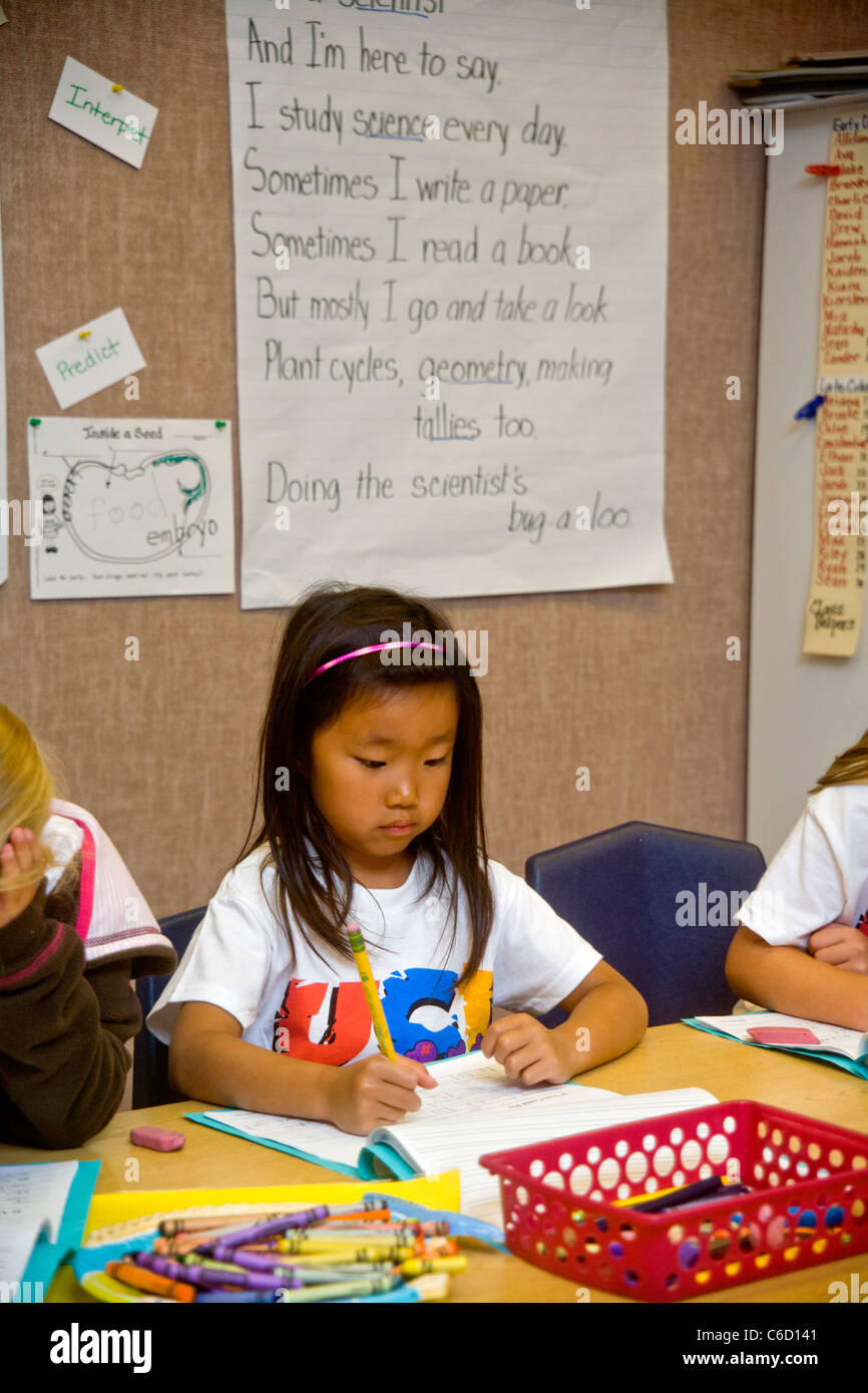 Une jeune fille américaine asiatique apprend à dessiner dans un programme d'apprentissage en été à l'Université de Californie à Irvine. Remarque T shirt. Banque D'Images