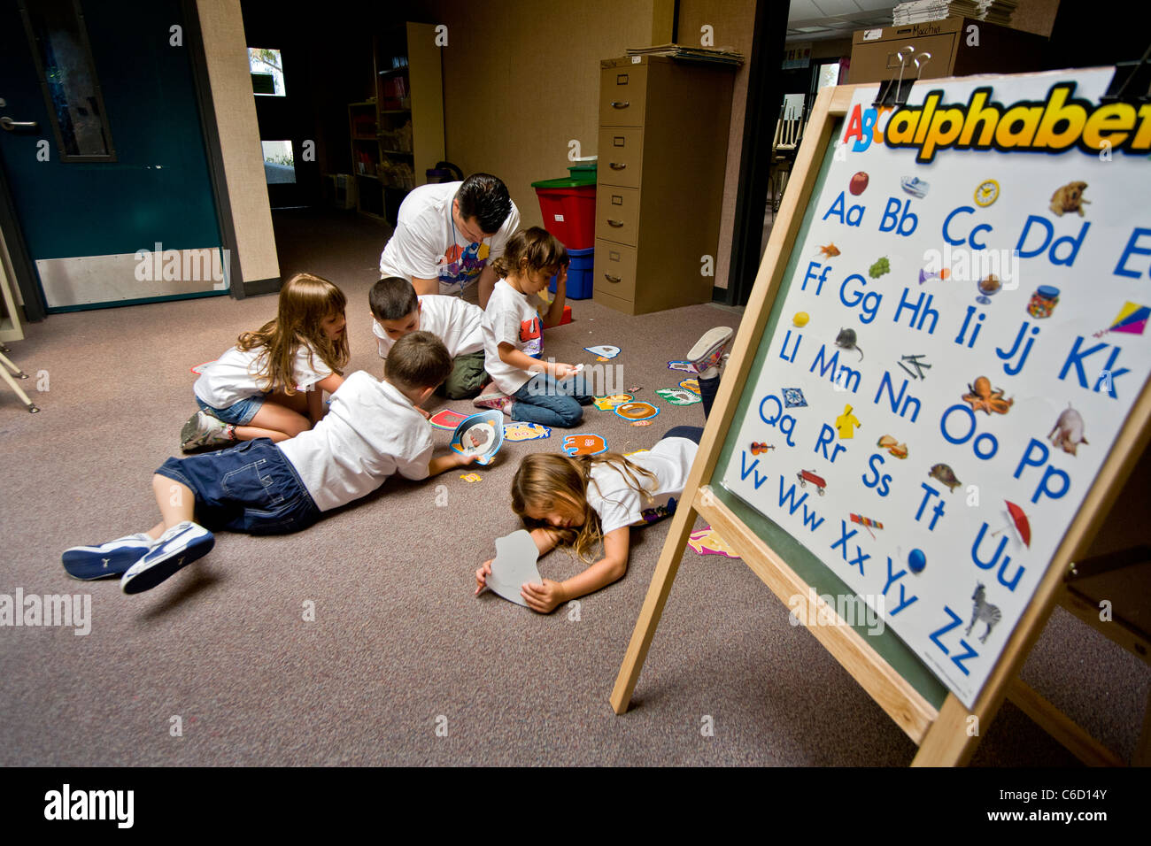 Les élèves utilisent des découpes d'images pour découvrir des idées dans un séminaire d'écriture de l'été dans un programme d'apprentissage à l'Université de Californie Banque D'Images
