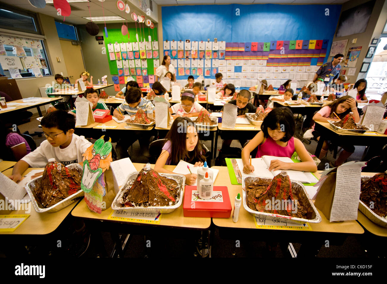 La science de l'Amérique hispanique et asiatique les élèves, chaque avec leur modèle d'un volcan, participer à un programme d'apprentissage. Banque D'Images
